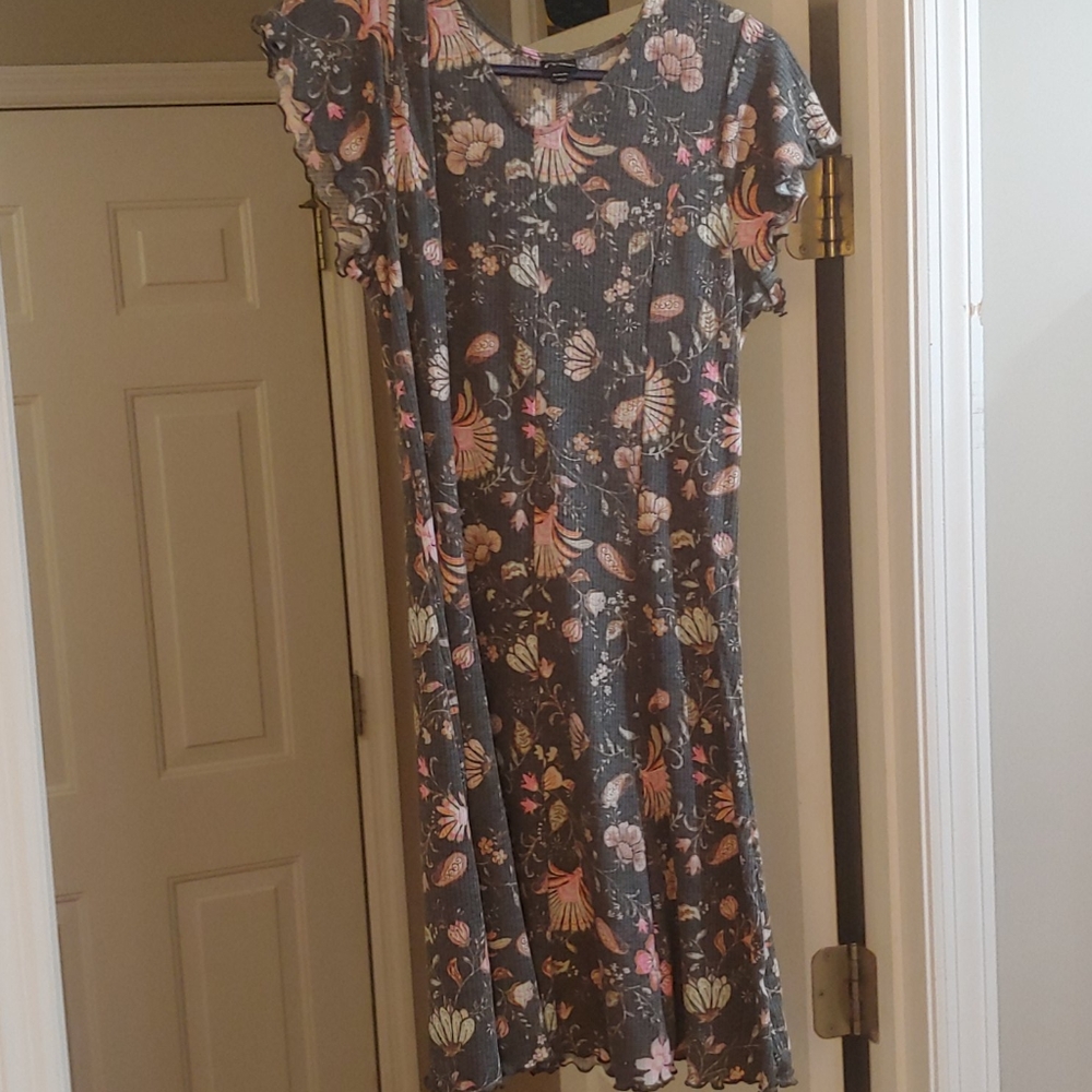 Girls dress with cute scalloped sleeves